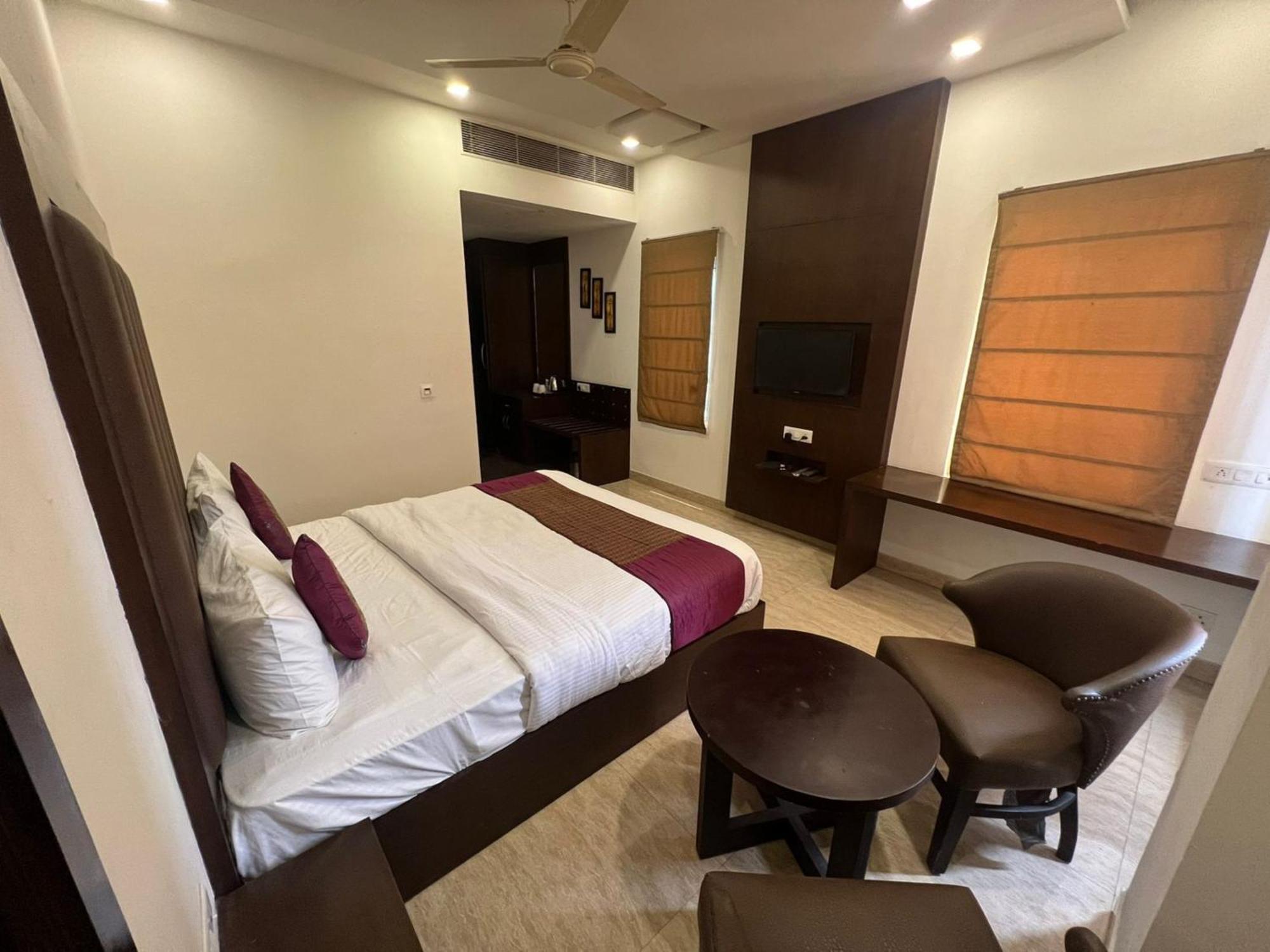 Hotel Royal Palace Hapur Dış mekan fotoğraf